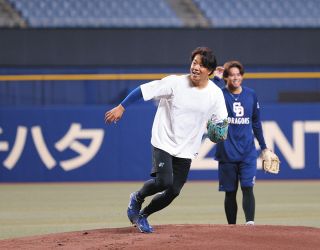 中日OB戦】中村紀洋、変わらぬフルスイング 初回、左翼フェンスにワン