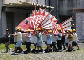 小鯛みこしを担ぎ伊勢音頭を歌う小学生、豊浜鯛まつり本番へ猛練習　愛知県南知多町
