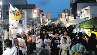 全長450メートルの商店街に露店ずらり　静岡県菊川市で名物の夜店市