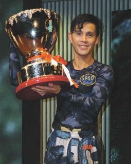 ボートレース　菊地孝平さん　優勝　トロフィー 浜名湖ボート・優勝戦】S力さえ渡る菊地孝平がファイナル1号艇つかむ