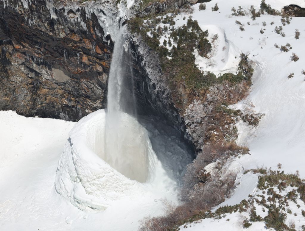白山 幻の百四丈滝  絶景写真 霊峰白山・幻の大滝「百四丈滝」【富山店】|石井スポ－ツ 公式サイト