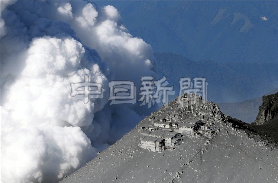 木曽御岳噴煙続く 木曽駒ケ岳から望む噴火二日目の御嶽山 写真素材 [ 5286643