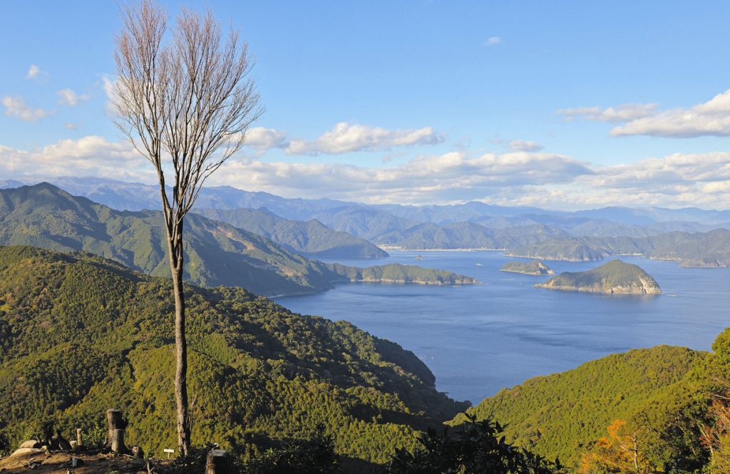 山岳地帯に直径25メートルの巨大な穴出現、当局が調査開始 チリ
