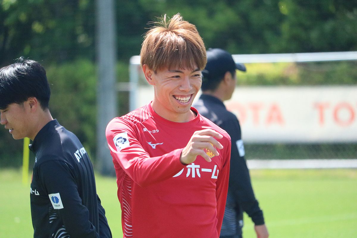 アレク　名古屋グランパス選手支給　ウォームアップウェア　内田宅哉選手 内田宅哉 | 【⚽Jリーグ選手写真・壁紙はサカフォト】