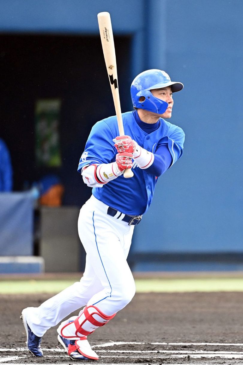 1回表1死一塁、大島が右越えに先制三塁打を放つ=杉本商事バファローズスタジアム舞洲で(中嶋大撮影)