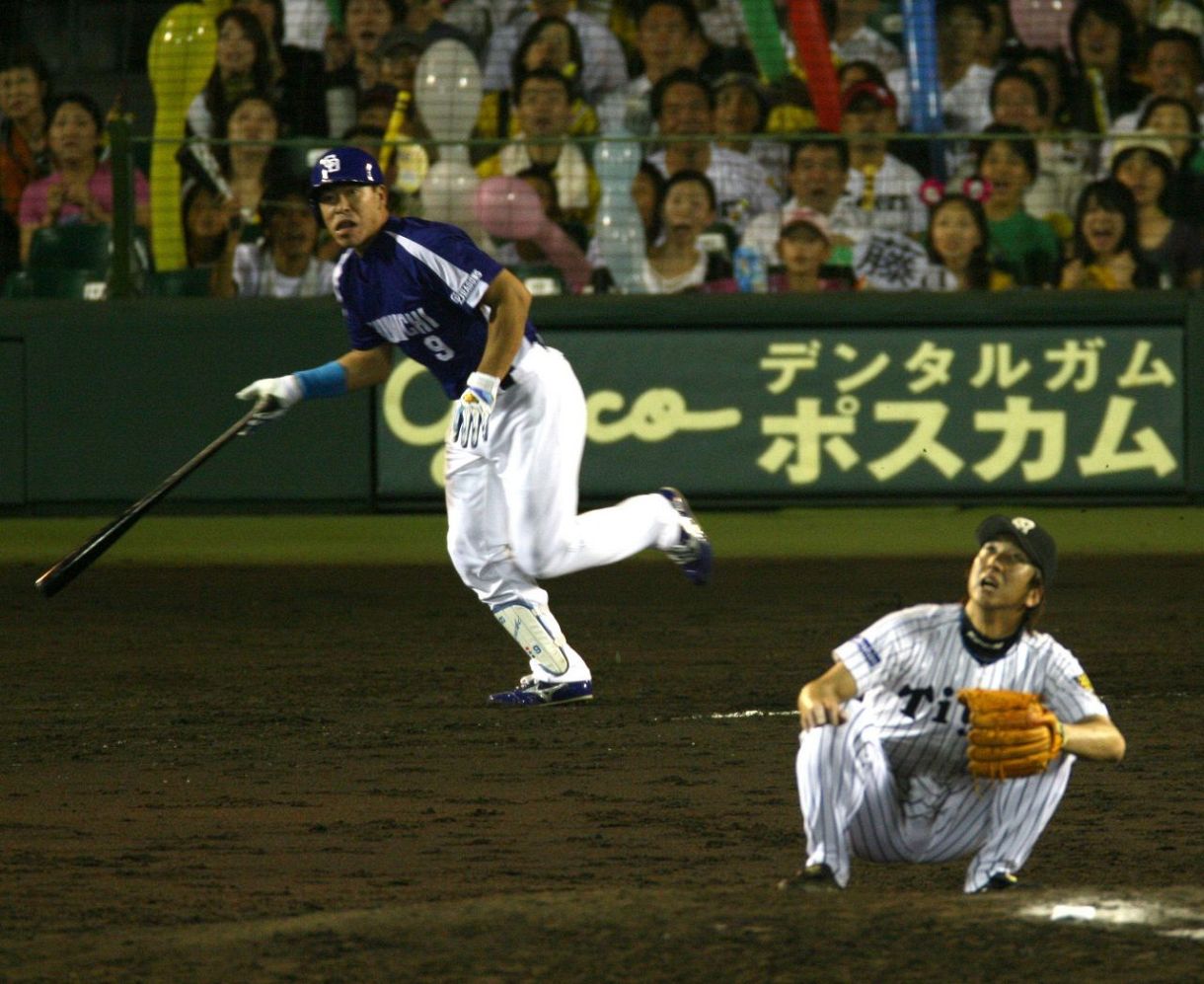 2006年8月30日の阪神戦で、9回表2死、藤川㊨から右中間に代打同点本塁打を放つ井上=甲子園で