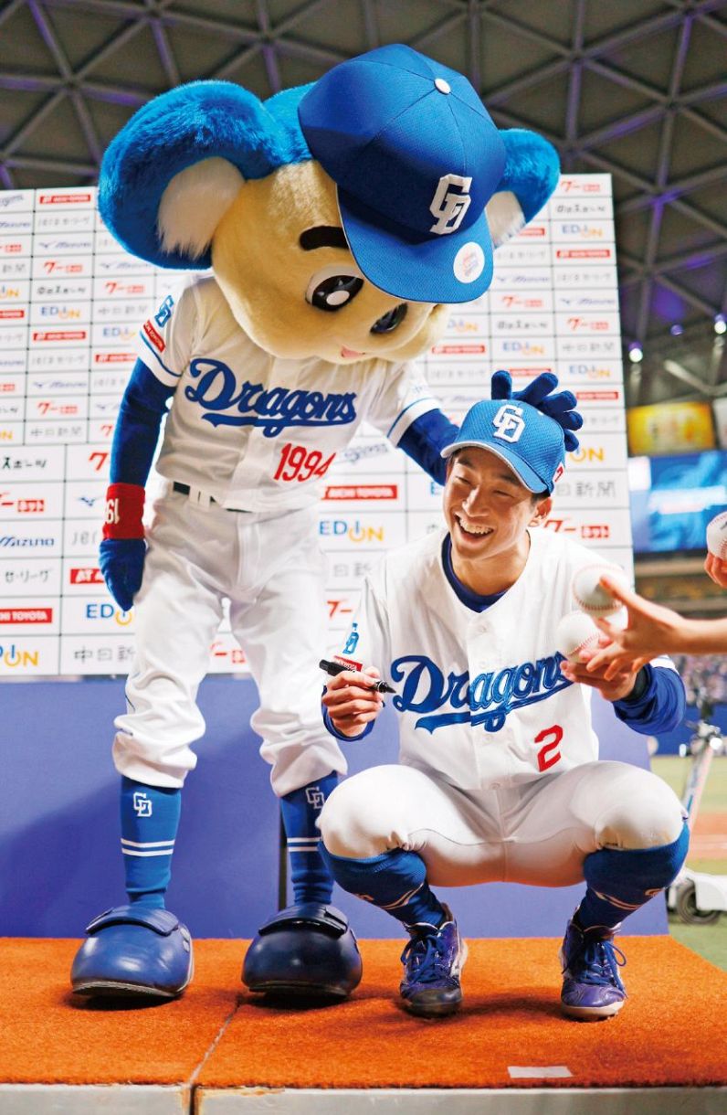 ドアラに頭をなでなでされて…田中幹也の少年のような笑顔がたまらない