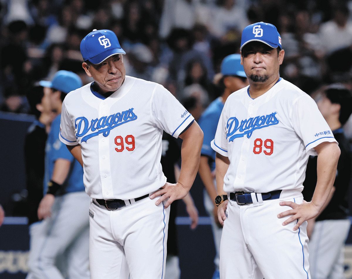 日本ハムに敗れ、厳しい表情を見せる井上監督（左）と松中打撃統括コーチ