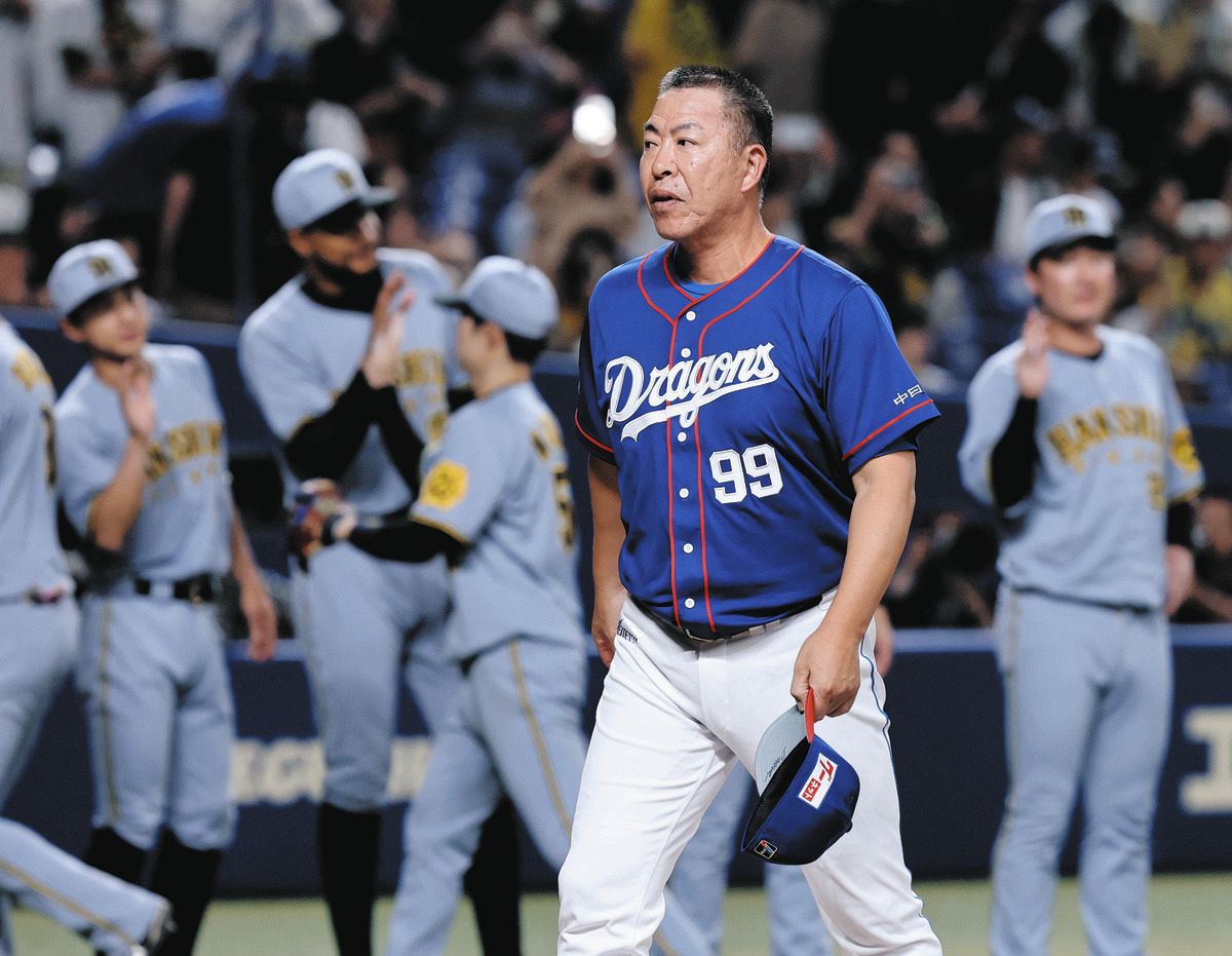 阪神に敗れ、厳しい表情で引き揚げる井上監督