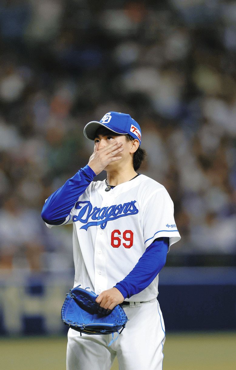 中日―オリックス　４回表、交代しベンチへ戻る三浦