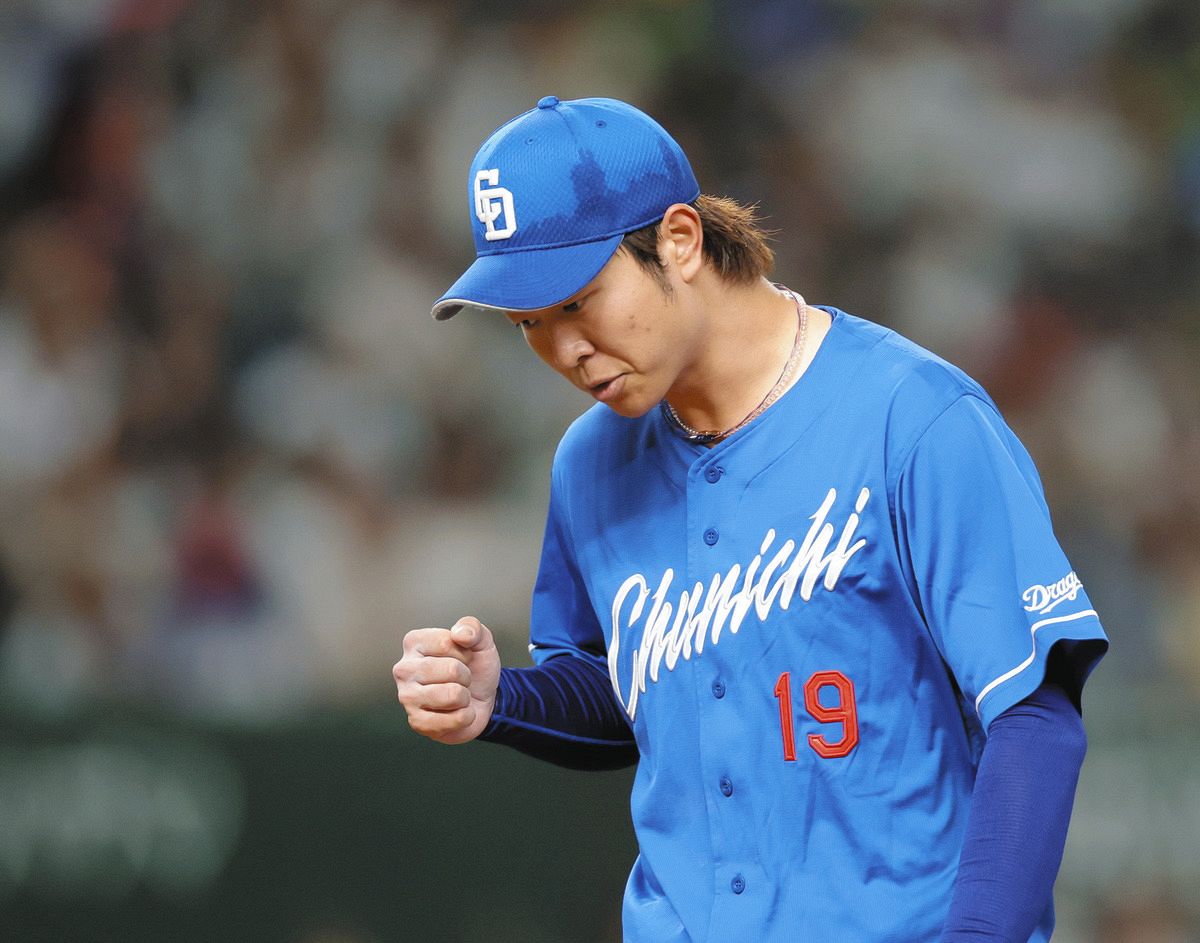 ７回裏を無得点に抑え、拳を握る高橋宏