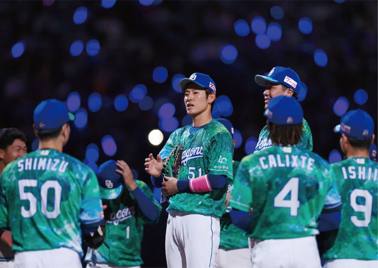 勝利のセレモニーで円陣の中央に立つ上林＝5月7日、ＤeＮＡ戦