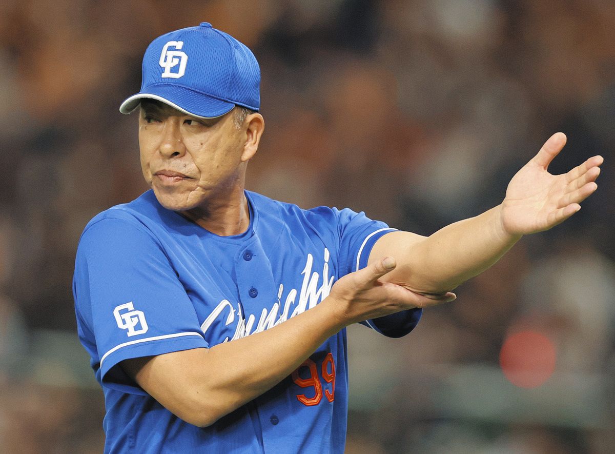 ８回裏、投手交代を告げ、ベンチに戻る井上監督